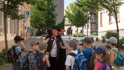 Der Turmwächter mit Kindern vor dem Türmersturm